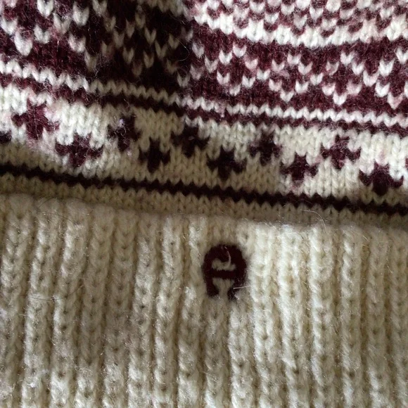 Etienne Aigner winter hat with Pom Pom - Picture 3 of 7